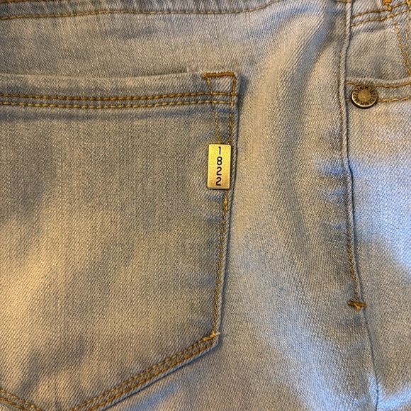 1822 Denim Taylor Women’s 12 Light Wash Cuffed Capri Jeans - Picture 5 of 7